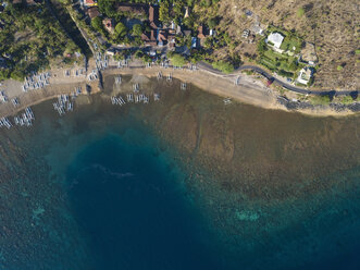 Indonesien, Bali, Amed, Luftaufnahme des Strandes Lipah - KNTF02582