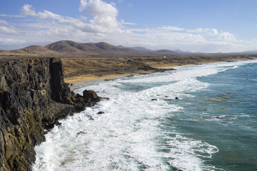 Spanien, Kanarische Inseln, Fuerteventura, Blick auf Steilküste und Strand bei El Cotillo - RJF00810