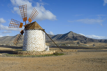 Spain, Canary Islands, Fuerteventura, landscape with windmill - RJF00811