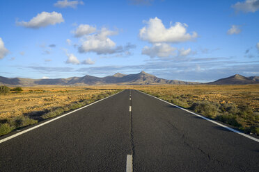 Spain, Canary Islands, Fuerteventura, landscape with empty country road - RJF00812