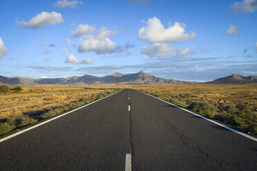 Spanien, Kanarische Inseln, Fuerteventura, Landschaft mit leerer Landstraße - RJF00812