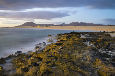 Spanien, Kanarische Inseln, Fuerteventura, Corralejo, Blick auf den Parque Natural de Corralejo in der Morgendämmerung, lizenzfreies Stockfoto