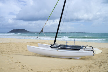 Spanien, Kanarische Inseln, Fuerteventura, Corralejo, Blick vom Strand auf die Insel Lobos - RJF00817