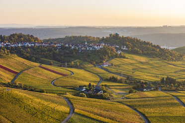 Deutschland, Baden-Württemberg, Stuttgart Rotenberg, Grabkapelle und Weinberge im Herbst bei Sonnenuntergang - WDF04960