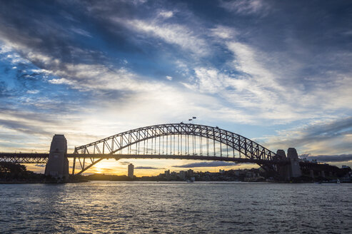 Australien, Sydney, Hafenbrücke bei Sonnenuntergang - RUNF00429