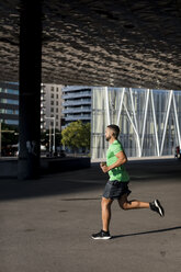 Sportive man during workout, jogging - MAUF01965