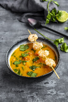 Schüssel Süßkartoffelsuppe mit Garnelen, Kokosflocken und frischem Koriander - SARF04020