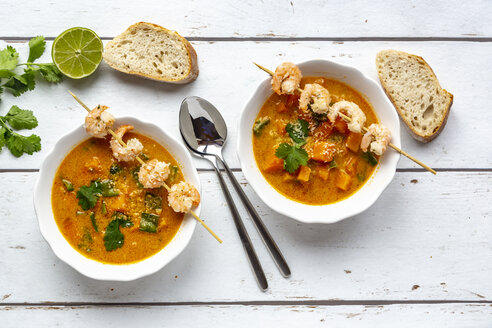 Zwei Schalen Süßkartoffelsuppe mit Krabben, Kokosflocken und frischem Koriander - SARF04022