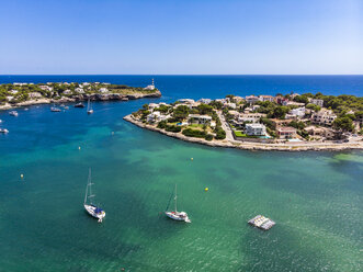 Spanien, Balearen, Mallorca, Portocolom, Punta de ses Crestes, Bucht von Portocolom - AMF06505