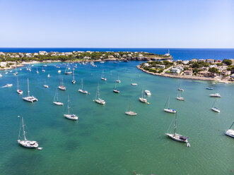 Spanien, Balearen, Mallorca, Portocolom, Punta de ses Crestes, Bucht von Portocolom - AMF06506