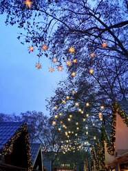 Deutschland, Köln, Lichterketten auf einem Weihnachtsmarkt - GWF05715