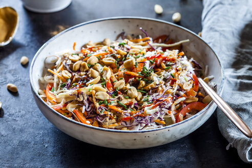 Warmer Reissalat mit geriebenem Gemüse, Erdnusssauce und Erdnüssen - SBDF03882