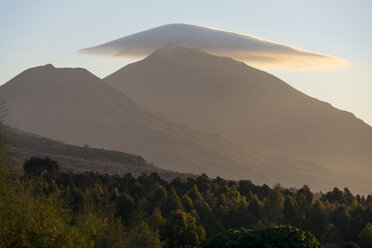 Rwanda, Virunga National Park, view to volcanos - RUNF00455