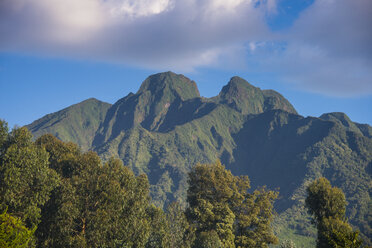 Rwanda, Virunga National Park, view to volcano - RUNF00456