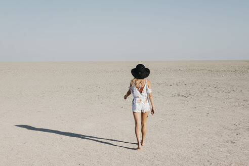 Frau mit schwarzem Hut, Spaziergang in der Wüste - LHPF00204