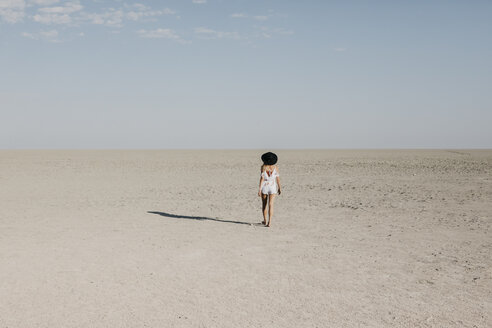 Frau mit schwarzem Hut, Spaziergang in der Wüste - LHPF00205