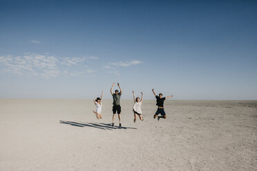 Freunde, die in der Wüste unterwegs sind und vor Freude springen - LHPF00212