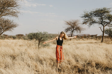 Afrika, Namibia, blonde Frau im Grasland - LHPF00225