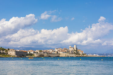 Frankreich, Provence-Alpes-Cote d'Azur, Antibes, Altstadt mit Chateau Grimaldi, Stadtmauer - WDF04966