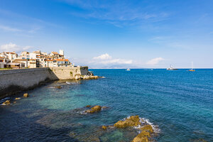 Frankreich, Provence-Alpes-Cote d'Azur, Antibes, Altstadt mit Chateau Grimaldi, Stadtmauer - WDF04968