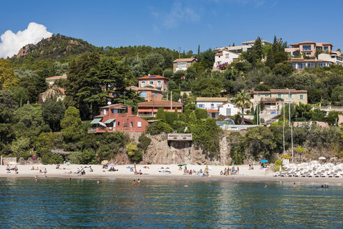 Frankreich, Provence-Alpes-Cote d'Azur, Theoule-sur-Mer, Strand und Ferienhäuser - WDF04975