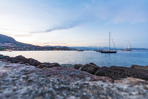 Frankreich, Provence-Alpes-Cote d'Azur, Theoule-sur-Mer, Segelyachten vor Anker, lizenzfreies Stockfoto