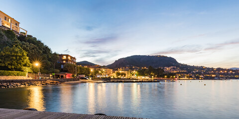 Frankreich, Provence-Alpes-Cote d'Azur, Theoule-sur-Mer, Uferpromenade am Abend, lizenzfreies Stockfoto