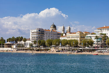 France, Provence-Alpes-Cote d'Azur, Saint-Raphael, beach and hotels - WDF04987