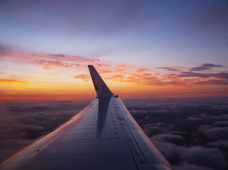 Flügel eines Flugzeugs bei Sonnenaufgang - WWF04567