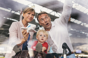 Glückliche Familie mit Gepäckwagen auf dem Flughafen - MFF04718