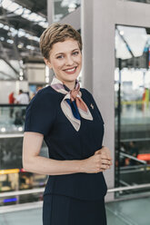 Porträt eines lächelnden Angestellten einer Fluggesellschaft auf dem Flughafen - MFF04725