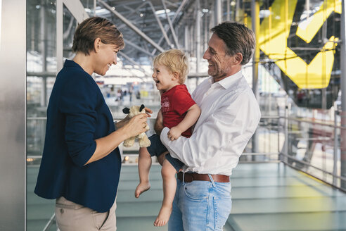 Kleiner Junge, der sich über die Ankunft seiner Geschäftsmutter am Flughafen freut - MFF04763