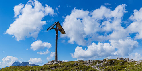 Germany, Bavaria, Allgaeu, Allgaeu Alps, summit cross near Rappensee - WGF01284