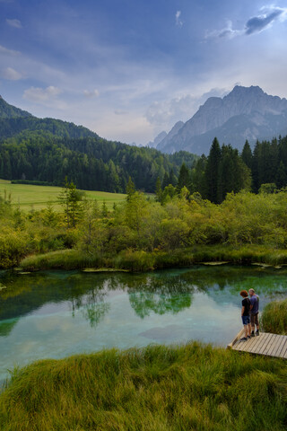 Slowenien, Gorenjska, bei Ratece, Zelenci-See, Vater und Sohn auf Steg, lizenzfreies Stockfoto
