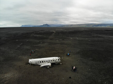 Flugzeugwrack am schwarzen Sandstrand, Solheimasandur, Island - AURF07903