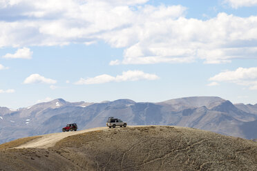 4x4-Fahrzeuge auf unbefestigter Straße auf einem Hügel, Alpine Loop, Colorado, USA - AURF07910