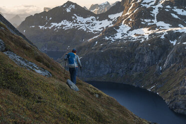 Wanderin am Berghang des Stovla-Gipfels, Moskenesoya, Lofoten-Inseln, Norwegen - AURF07912