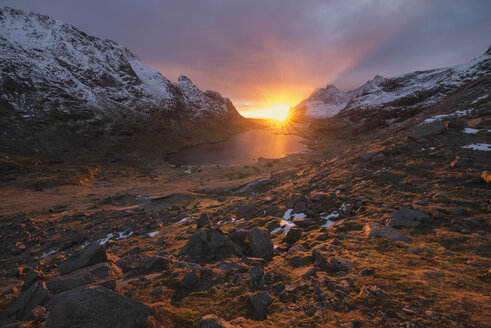 Winterlicher Sonnenaufgang über Vindstad, Moskenesoya, Lofoten-Inseln, Norwegen - AURF07916