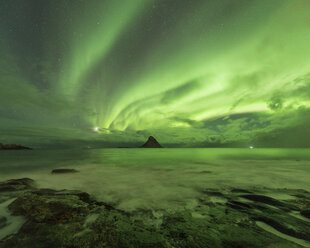 Aurora borealis über dem Meer, Bleikoya, Bleik, Vesteralen, Norwegen - AURF07917