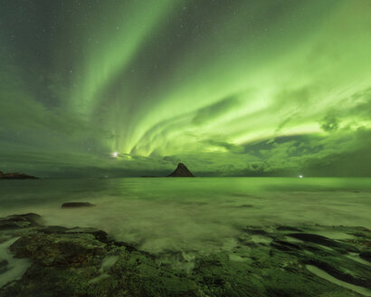 Aurora borealis über dem Meer, Bleikoya, Bleik, Vesteralen, Norwegen - AURF07917