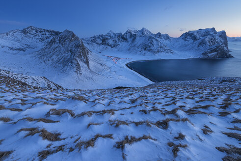 Bunes Strand im Winter in der Abenddämmerung, Vestvagoya, Lofoten, Norwegen - AURF07918