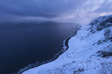 Die Küste von Vestvagoya im Winter, Lofoten, Norwegen - AURF07919