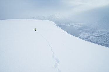 Wanderer im Winter beim Aufstieg zum Matmora-Gipfel, Austvagoy, Lofoten, Norwegen - AURF07920