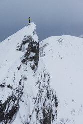 Wanderin auf dem Grat im Winter bei der Besteigung des Matmora-Gipfels, Austvagoy, Lofoten Inseln, Norwegen - AURF07921