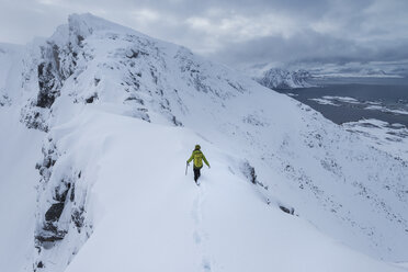 Wanderer beim Aufstieg zum Matmora-Gipfel im Winter, Austvagoy, Lofoten-Inseln, Norwegen - AURF07922