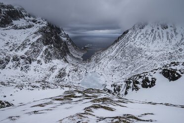 Tal und Küstenlinie im Winter, Moskenesoya, Lofoten, Norwegen - AURF07926