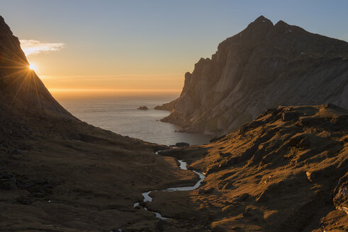 Tal über dem Strand von Bunes bei Sonnenuntergang, Moskenesoya, Lofoten, Norwegen - AURF07928