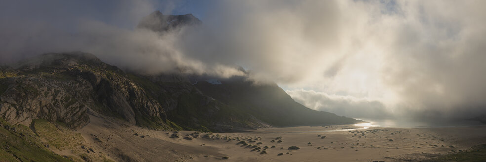 Storskiva-Gipfel hinter Nebel und Bunes-Strand, Moskenesoya, Lofoten-Inseln, Norwegen - AURF07930