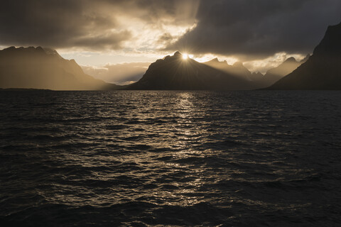 Berge über dem Meer bei Sonnenuntergang, Reine, Moskenesoya, Lofoten-Inseln, Norwegen, lizenzfreies Stockfoto