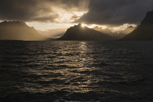 Berge über dem Meer bei Sonnenuntergang, Reine, Moskenesoya, Lofoten-Inseln, Norwegen - AURF07933